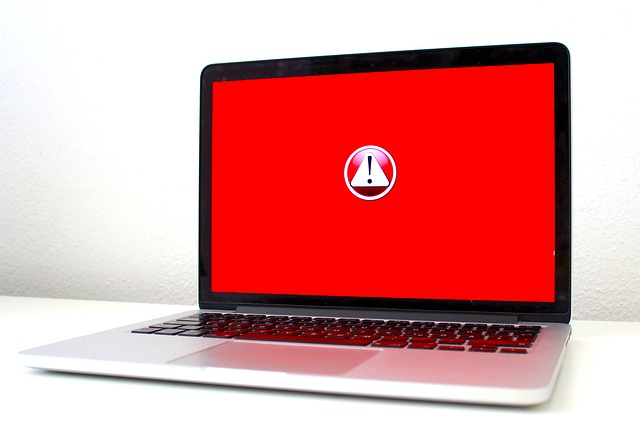 画像パソコン画面に赤く表示された警告